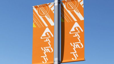 دانلود موکاپ پرچم شهری دوطرفه – نمایش حرفه‌ای طرح در فضای واقعی